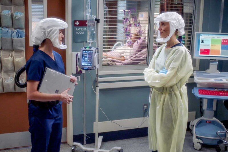 Erschwerte Kommunikation: Caterina Scorsone als Dr. Amelia Shepherd, Kim Raver als Dr. Teddy Altman – Bild: ORF/​Disney/​ABC