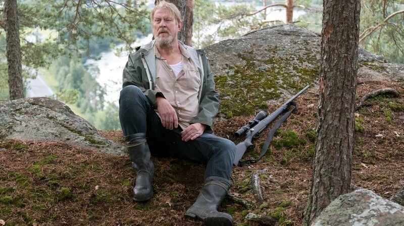 Aus dem Jäger wird ein Gejagter: Erik (Rolf Lassgård) muss um sein Leben fürchten. – Bild: ARD Degeto /​ ITV Global entertainm