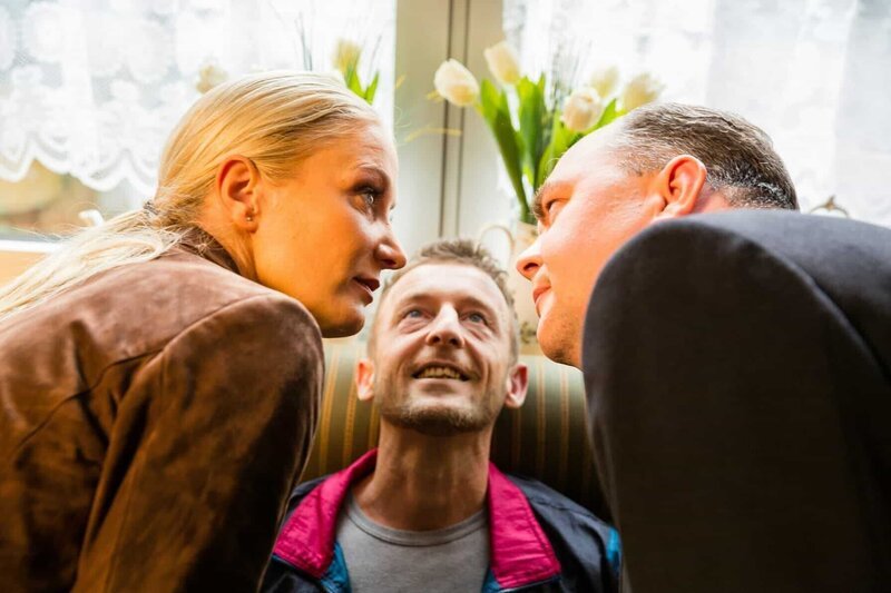 Hauptkommissar Grün (Timo Dierkes, r.) und Staatsanwältin Bannenberg (Janine Kunze, l.) wundern sich: Wie kann man nur so glücklich sterben? – Bild: ZDF /​ Frank Dicks Lizenzbild frei