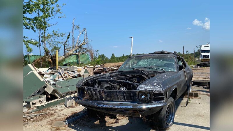 Sturmjäger fangen seltene Aufnahmen eines tödlichen Tornados in Mississippi am Ostersonntag 2020 ein. – Bild: WELT