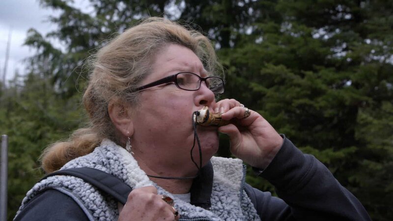 Mary blows a deer call while hunting. (National Geographic) – Bild: National Geographic /​ National Geographic