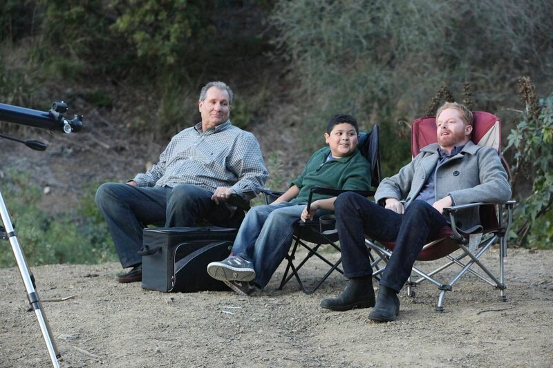 Jay (Ed O’Neill, l.), Manny (Rico Rodriguez, M.) und Mitchell (Jesse Tyler Ferguson) machen einen Ausflug, um gemeinsam Sternschnuppen zu beobachten. – Bild: Comedy Central