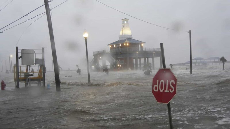 Bildunterschrift: Wirbelstürme, die über dem Meer entstehen und Wassermassen in die bewohnten Gebiete ziehen, richten enorme Schäden an. – Bild: WELT