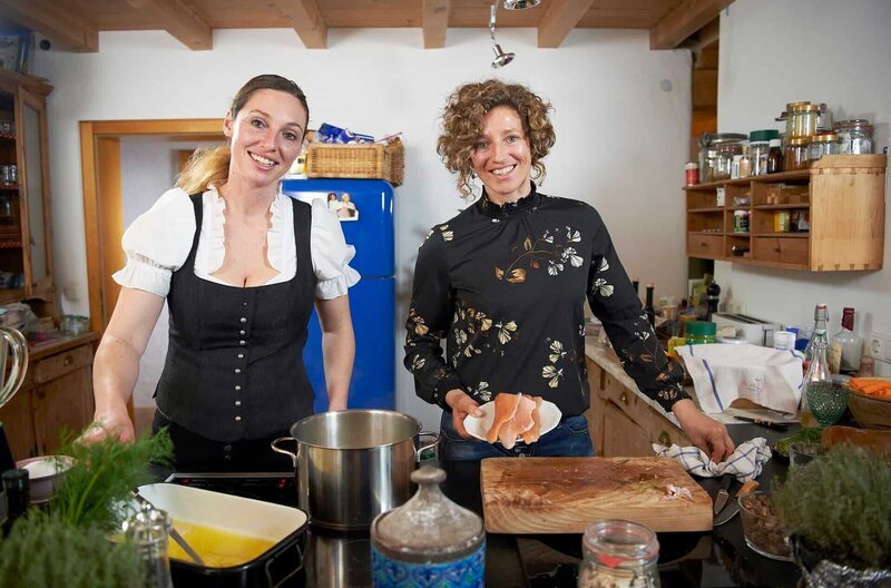 Gastgeberin Catharina Lichtmannegger (l) mit ihrer Schwester Nina, die ihr bei der Zubereitung des Weihnachtsmenüs hilft. – Bild: WDR/​Melanie Grande