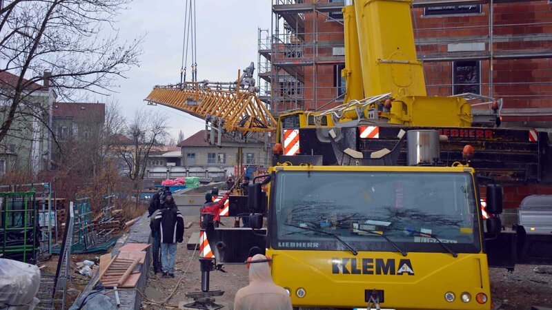 Auf der Baustelle hat der Autokran viel zu tun. Der Abbau des Baukrans wäre ohne ihn nicht möglich. – Bild: N24 Doku