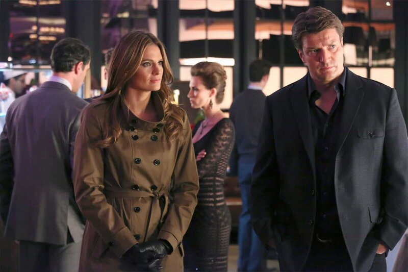 Castle (Nathan Fillion, r.) ist nicht sonderlich begeistert, dass Beckett (Stana Katic, l.) den Milliardär beschützen soll … – Bild: Universal TV