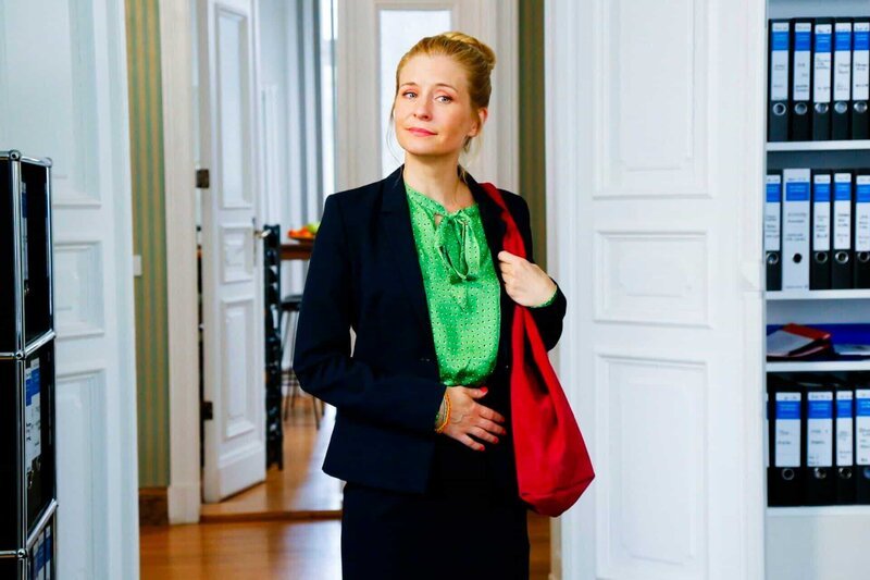 Jenny (Birte Hanusrichter) kehrt als Assistentin zurück in die Anwaltskanzlei. – Bild: RTL /​ Richard Hübner