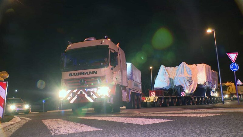 Nachtfahrt zum Bonner Hafen: Der Schwertransport einer 140 Tonnen schweren und über 40 Meter langen Minenfräse steht an. – Bild: N24 Doku Nachtfahrt zum Bonner Hafen: Der Schwertransport einer 140 Tonnen schweren und über 40 Meter langen Minenfräse steht an. – Bild: N24 Doku