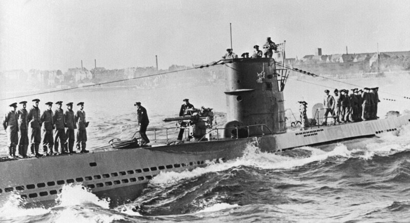 11/​10/​1939-Kiel, Germany: One of Germany’s undersea commerce raiders is shown, crew lined up on the decks and officers in the conning tower, as it arrived at the German Naval base at Kiel after a cruise. The German caption calls it „one of our victorius U-boats. – Bild: THE HISTORY CHANNEL /​ © WildBear Entertainment 2023/​Bettmann/​Bettmann