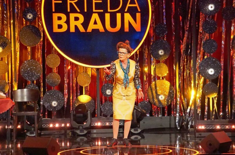 Die Kabarettistin Frieda Braun bringt mit ihrem Programm „Erst mal durchatmen!“ frisch Erlebtes und frei Erfundenes auf die Bühne. Mit Geschichten über die weltfremden Thekla, die penible Mia und die robuste Brunhild begeistert sie ihr Publikum. Banale Alltagssituationen weiß Frieda Braun aberwitzig in Szene zu setzen. Wie immer bilden der Dschungel menschlicher Gefühle und zwischenmenschlicher Beziehungen das wild wuchernde Terrain, auf dem ihre Geschichten ins Kraut schießen. – Bild: WDR/​Sybille Anneck