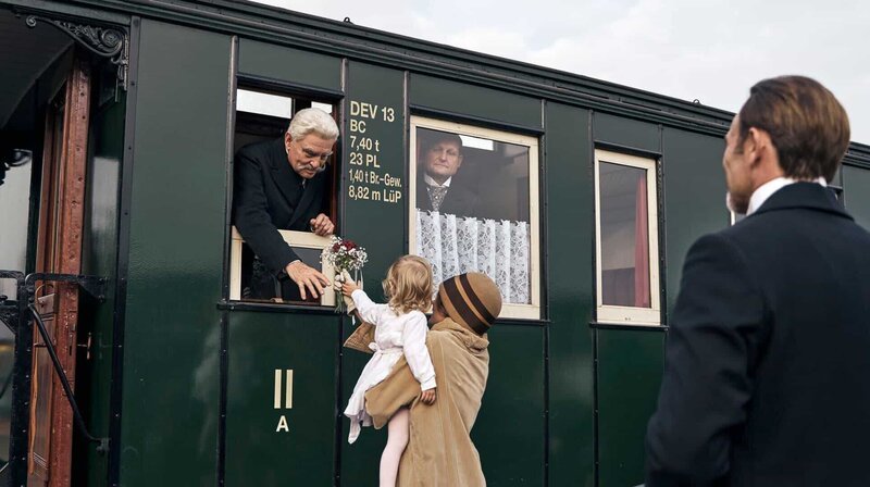 Am 01.06.1927 weihte Reichspräsident Paul von Hindenburg den Damm nach Sylt ein (Spielszene). Das kleine Mädchen mit dem Blumenstrauß ist heute eine alte Dame. – Bild: NDR/​2022 jumpmedientv GmbH/​Markus Wendler