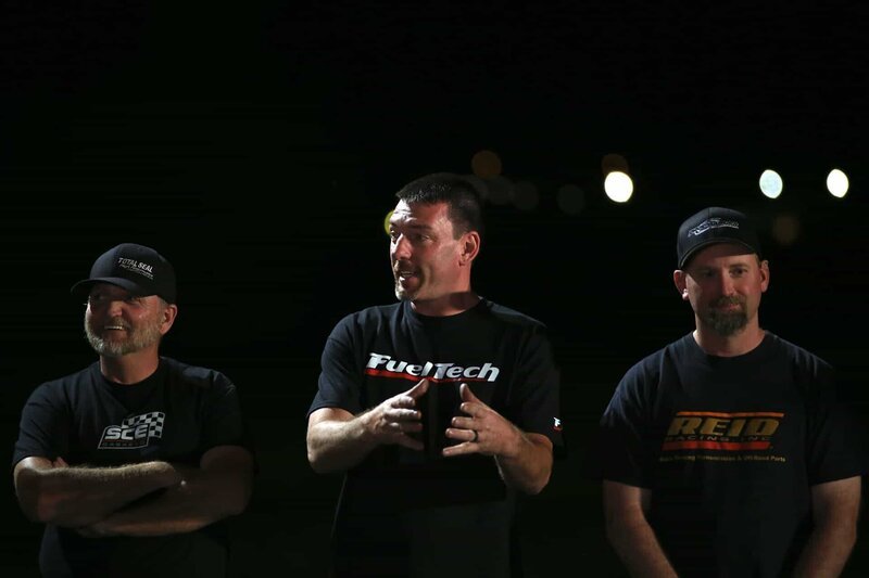 Jeff Lutz, Daddy Dave and Shane at the drivers meeting on race night. – Bild: Discovery Communications, LLC