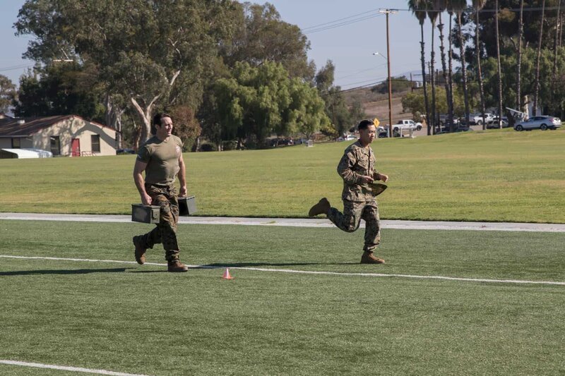 Tim Kennedy (l) completes the Combat Fitness Test to see if he meets the requirements to join an EOD raid. – Bild: Discovery Channel /​ Discovery Communications
