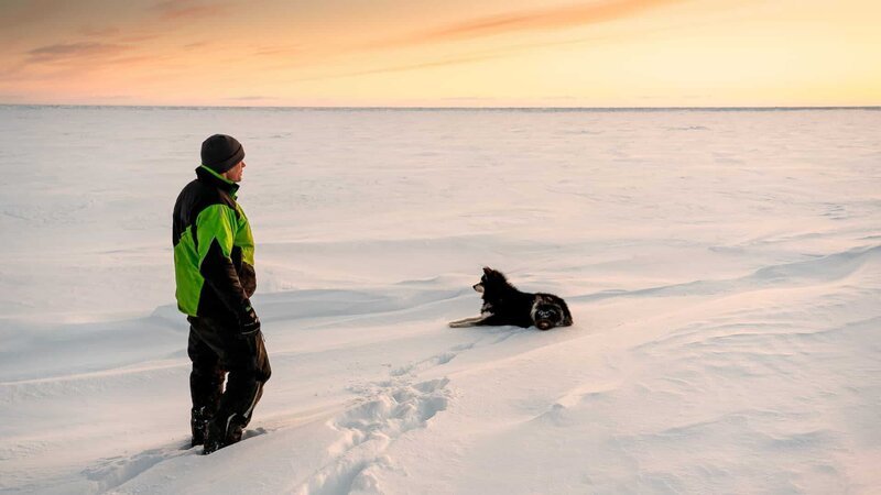 Captain Shawn Pomrenke (l.) and Kona on the ice. – Bild: Discovery Channel /​ ;36840_ep914_013.jpg /​ Discovery Communications, LLC