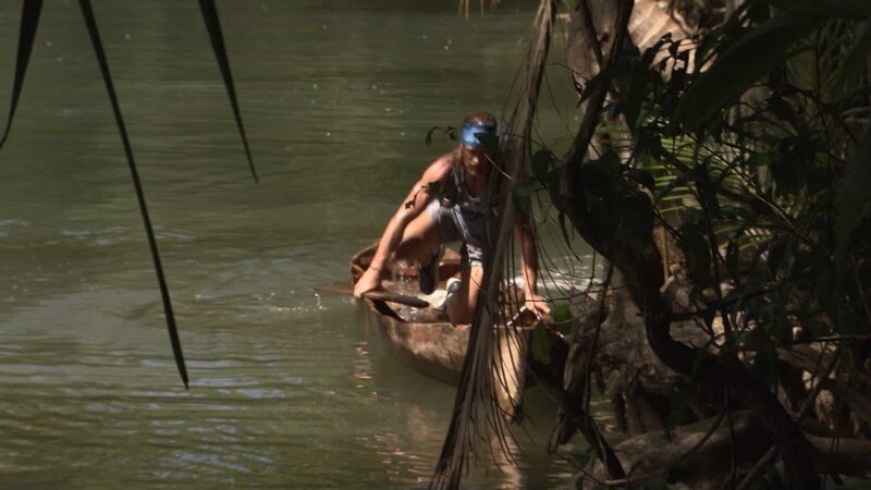Tim Olson schiebt sich mit seinem Kanu durch, fast bis zur Insel. – Bild: Discovery Communications