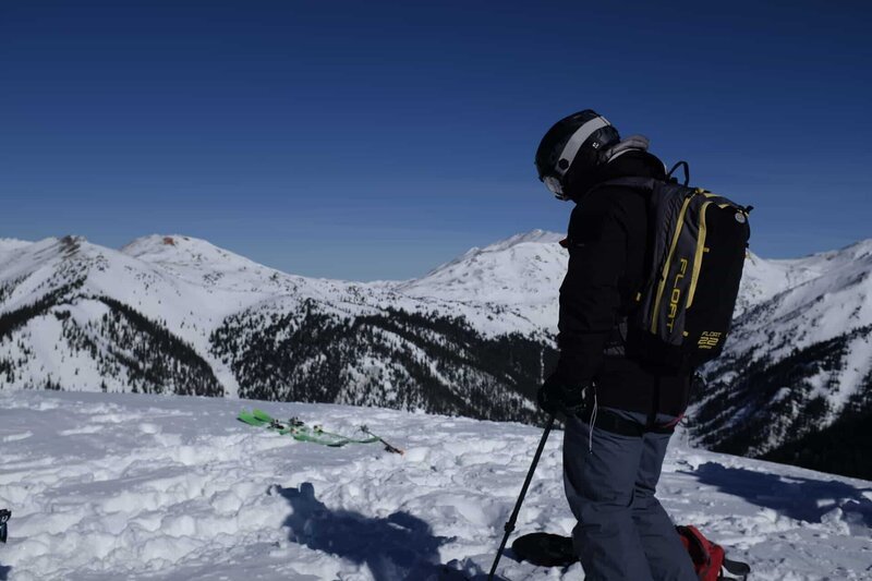 Tim Kennedy gets ready to ski down an unstable slope to try and trigger an avalanche. – Bild: Discovery Channel /​ Discovery Communications