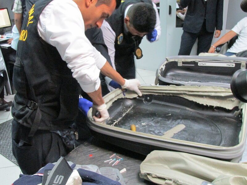 LIMA – Suitcase being destroyed. – Bild: National Geographic/​Mario Lazcano