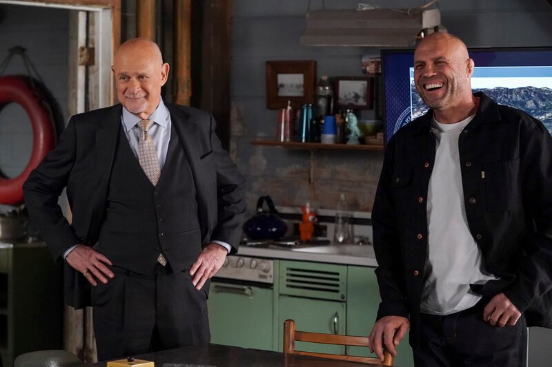 Pictured (L-R): Gerald McRaney (Retired Admiral Hollace Kilbride) and Randy Couture (Agent Bill Newsome). – Bild: 2023 CBS Broadcasting, Inc. All Rights Reserved.