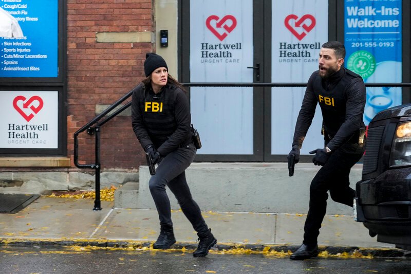 Pictured (L-R): Missy Peregrym as Special Agent Maggie Bell and Zeeko Zaki as Special Agent Omar Adom ‚OA‘ Zidan. – Bild: 2022 CBS Broadcasting, Inc. All Rights Reserved.