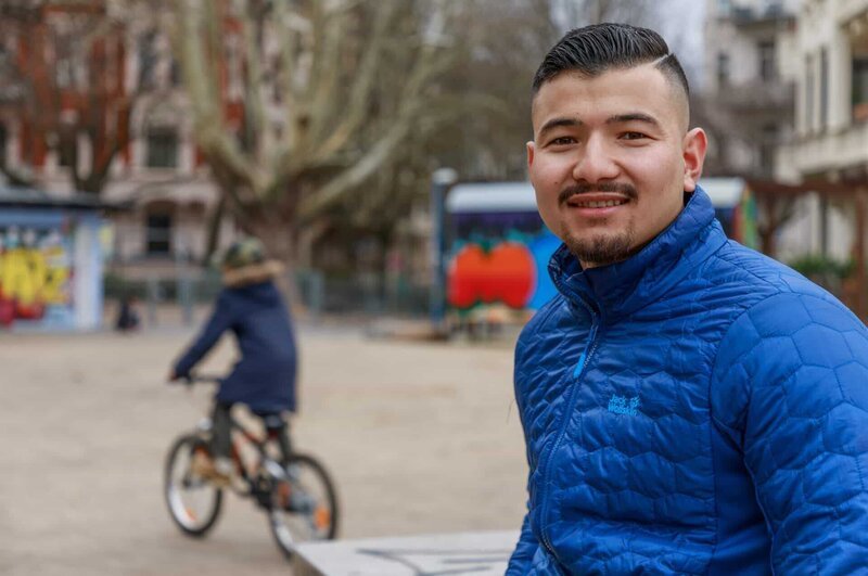 Seit fünf Jahren lebt, lernt und arbeitet Samir (20) in Deutschland. Hier ist er erwachsen geworden und träumt davon, seinen Meister zu machen. Wird sich der junge Afghane Samir bei uns eine sichere Existenz aufbauen können? – Bild: ZDF und Jan Prillwitz.