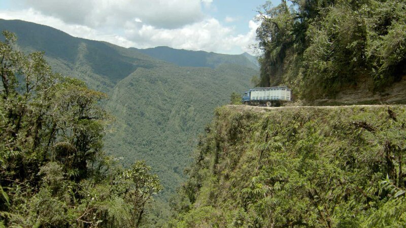 Die Yungas-Straße in Bolivien gilt als die gefährlichste Straße der Welt, denn hier gab es bisher so viele Todesunglücke wie nirgendwo sonst auf der Welt. Aus diesem Grund ist sie auch als die „Todesstraße“ bekannt. – Bild: N24 Doku