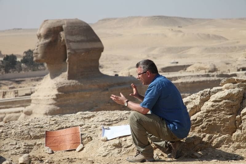 Viele Experten vermuten, dass der Winkel, aus dem man den Sphinx betrachtet, entscheidende Anhaltspunkte auf seine Erbauer liefert. – Bild: Discovery