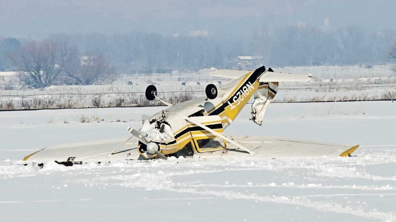 Am 2. Februar 2013 stürzt eine junge Familie bei einem Privatflug in Utah, USA, ab. Alle Beteiligten bleiben unverletzt. Der Vergaser der Cessna 175B Skylark war während des Flugs vereist. – Bild: N24 Doku