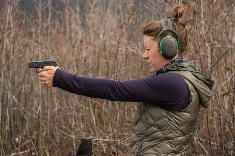 Livvi Lantry aims a gun. – Bild: Discovery Communications