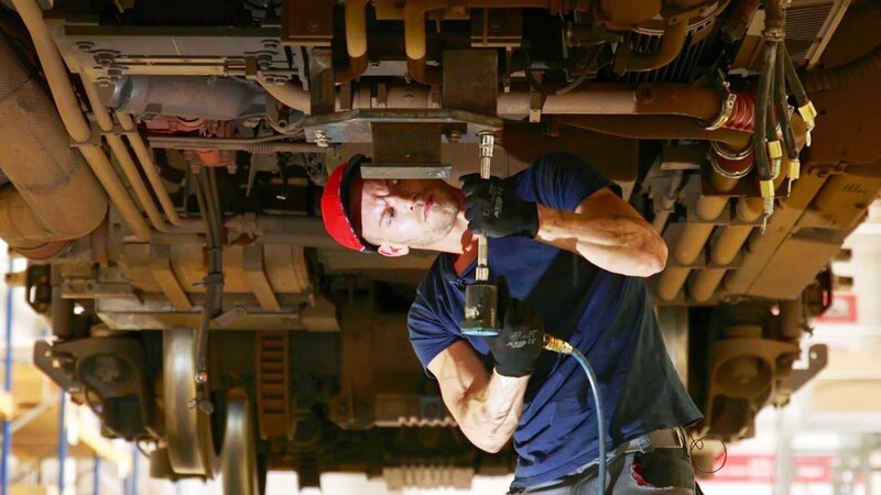 Die Arbeiter im Betriebswerk nahe des Münchener Hauptbahnhofs hantieren mit riesigen Bauteilen, Maschinen und Anlagen. – Bild: N24 Doku Die Arbeiter im Betriebswerk nahe des Münchener Hauptbahnhofs hantieren mit riesigen Bauteilen, Maschinen und Anlagen. – Bild: N24 Doku