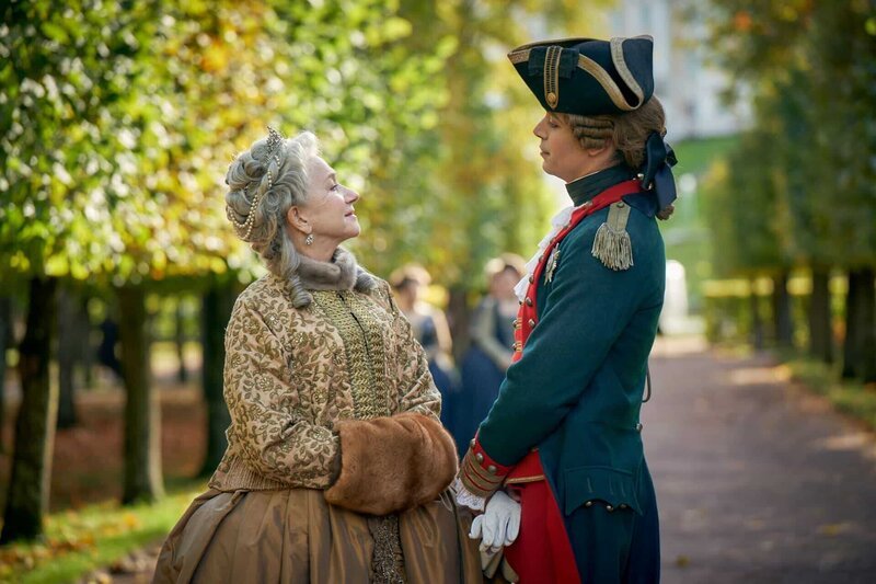 On the left: Catherine the Great (Helen Mirren) – Bild: Die Verwendung ist nur bei redak /​ Sky UK Ltd /​ © Sky UK Ltd