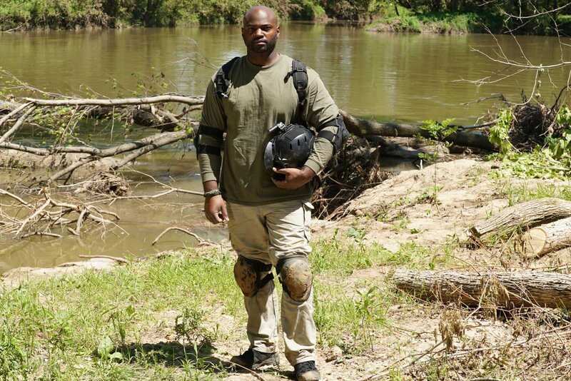 Participant Brandon Lee stands in front of a river – Bild: Discovery Channel /​ Discovery Communications