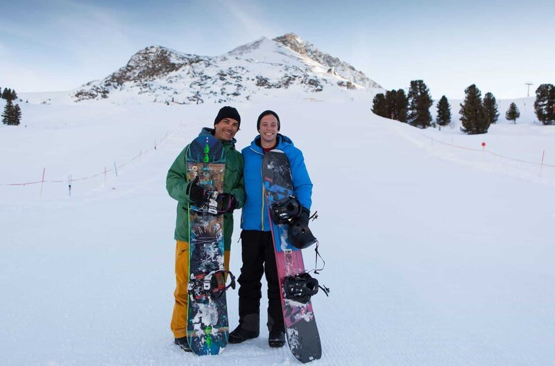 Checker Tobi (rechts) mit Freesytleprofi Joe. Joe erklärt ihm alles rund ums Snowboarden. – Bild: BR/​megaherz gmbh/​Hans-Florian Hopfner