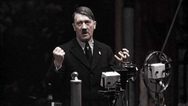 Hitler hielt Reden, die auch über Rundfunk verbreitet wurden. – Bild: RTL /​ CC&C /​ Werdegang eines Diktators
