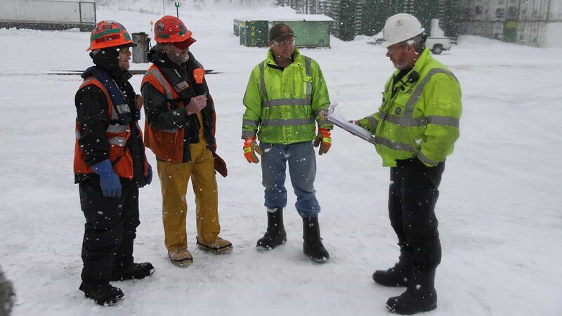 L-R: Danny, Animal, Buffalo und Ted Woodward arbeiten im Schnee. – Bild: Discovery Communications