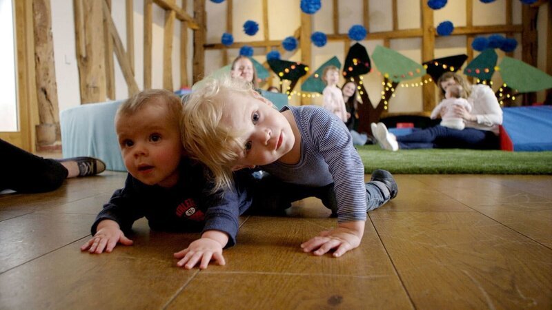 Spielende Babys Lucas und Ted – Bild: Voltage TV Productions Ltd