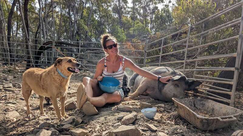 Katharina Linke, ehemalige PR-Beraterin, rettet heute Tiere in Not. – Bild: ZDF und Christina Gantner.