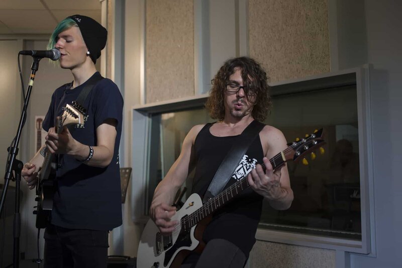 Gitarrist Julian und Gitarrist Freddy Hau von Luxuslärm spielen im Proberaum. – Bild: rbb/​DOKfilm/​Nina Hansch