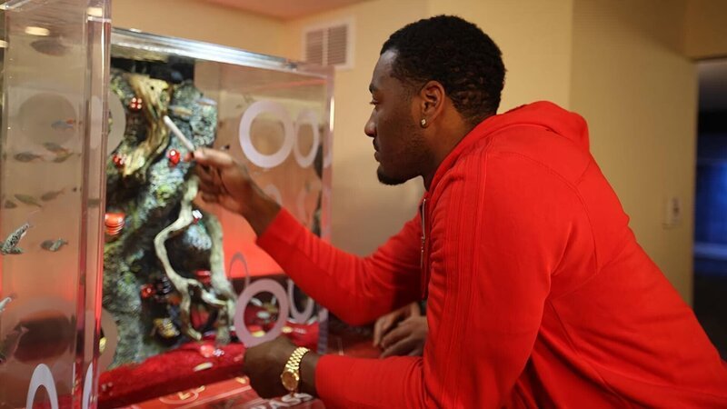 John Wall looking at his finished fish tank. – Bild: Discovery Communications