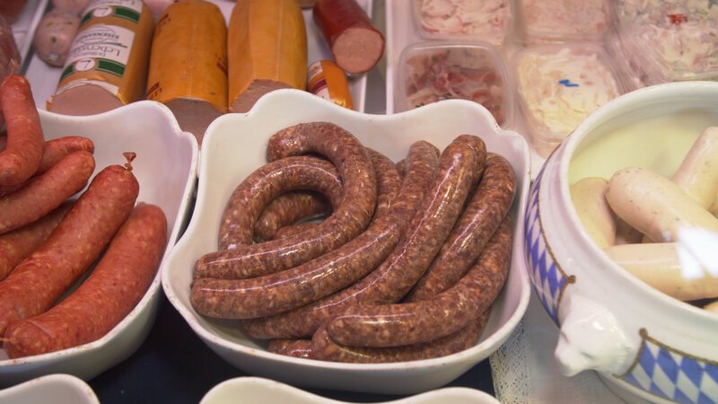 Der größte Fleischkonzern Europas kommt aus Deutschland. Zu Tönnies aus Rheda-Wiedenbrück, der einst aus einer Metzgerei hervorging, gehören zahlreiche Wurstfabriken. – Bild: BILD Der größte Fleischkonzern Europas kommt aus Deutschland. Zu Tönnies aus Rheda-Wiedenbrück, der einst aus einer Metzgerei hervorging, gehören zahlreiche Wurstfabriken. – Bild: BILD