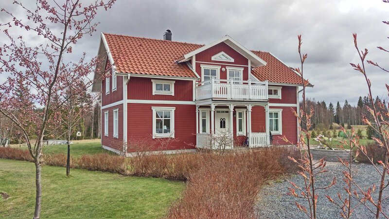 Von wegen „Villa Kunterbunt“ – das Schwedendesign überzeugt auch mit schlichter rot-weißer Fassade. – Bild: BILD