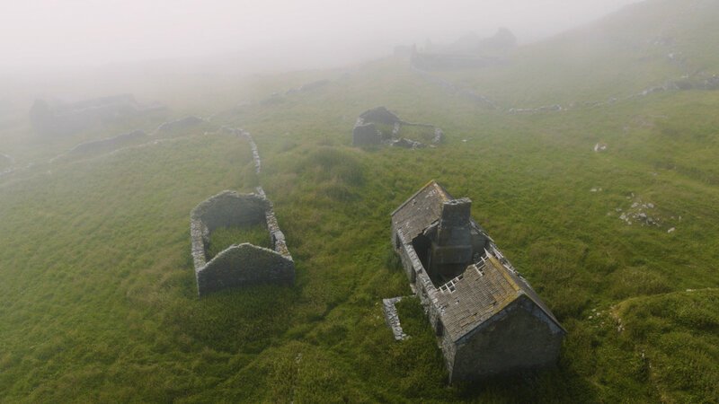 Die Insel Inishark befindet sich acht Kilometer weit draußen im Atlantischen Ozean und zog aufgrund ihrer Abgeschiedenheit seit 1000 Jahren religiöse Pilger an. – Bild: BILD