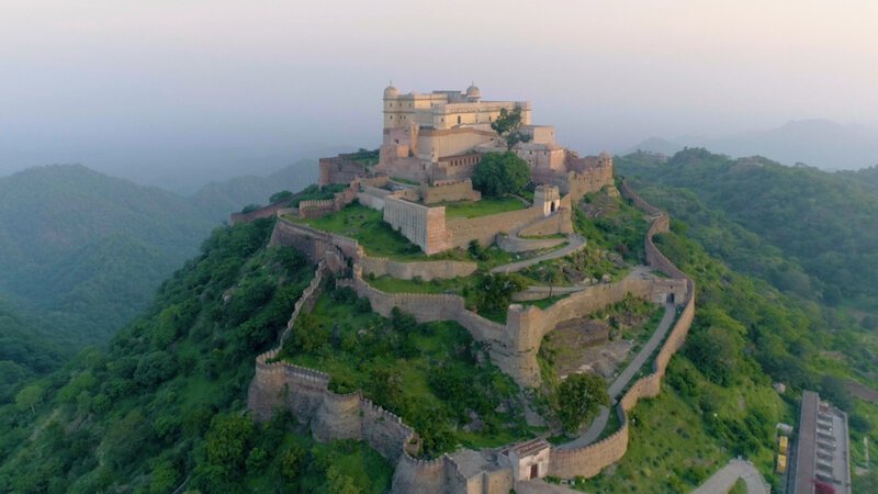 Einer Legende nach musste ein Pilger für den Bau der im indischen Staat Rajasthan liegenden Kumbhalgarh-Festung sein Leben opfern. – Bild: BILD