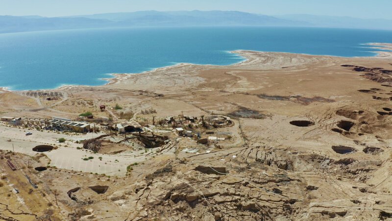 Rund 400 neue Krater treten jedes Jahr entlang der Küste des Toten Meeres auf, wodurch komplette Orte vom Boden verschluckt werden können. – Bild: BILD