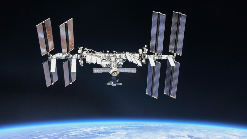 Um das Leben der Astronauten zu retten, ordnet Mission Control die sofortige Evakuierung der ISS an. – Bild: BILD