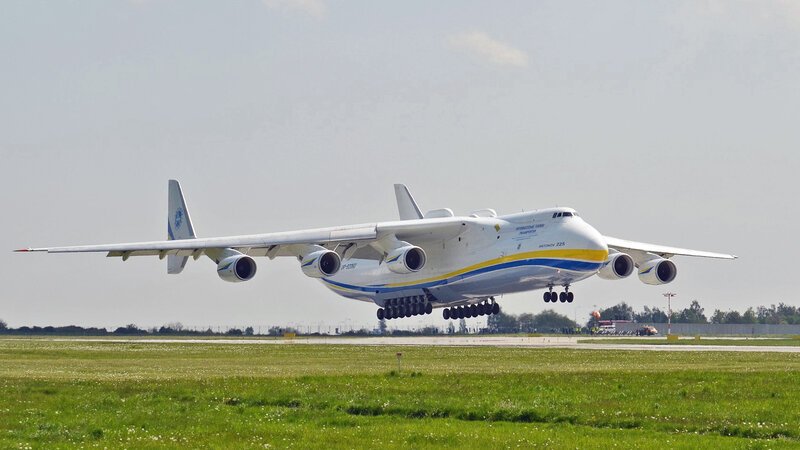 Die Antonov An-225 erreicht mit 640 Tonnen die größte zugelassene Startmasse aller bisher gebauten Flugzeuge. – Bild: BILD Die Antonov An-225 erreicht mit 640 Tonnen die größte zugelassene Startmasse aller bisher gebauten Flugzeuge. – Bild: BILD