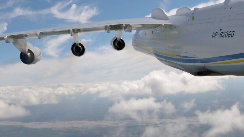An jeder Tragfläche der Antonov An-225 befinden sich drei Turbinen-Strahltriebwerke. – Bild: BILD