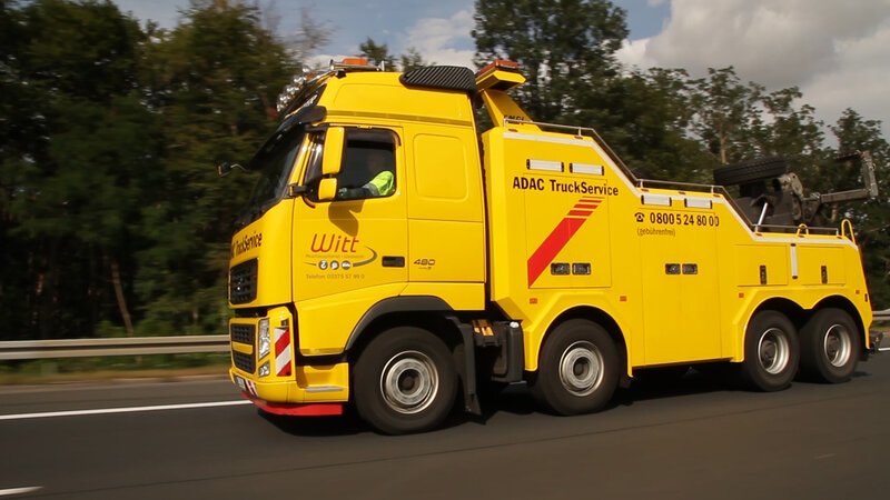Dieses ADAC-Abschleppfahrzeug ist mit zwei Seilwinden ausgestattet, die einer Belastung von bis zu 50 Tonnen standhalten können. – Bild: BILD Dieses ADAC-Abschleppfahrzeug ist mit zwei Seilwinden ausgestattet, die einer Belastung von bis zu 50 Tonnen standhalten können. – Bild: BILD