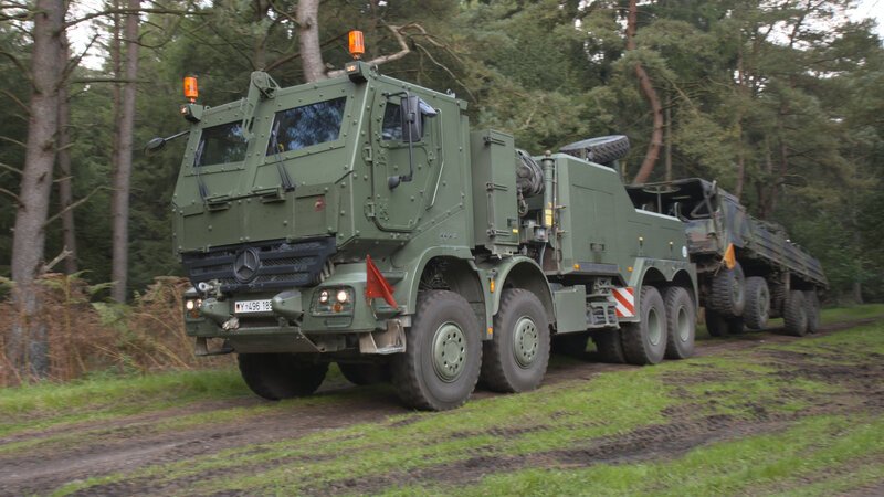 Der Bundeswehr-Abschlepper „Bison“ ist ein geländegängiges, gepanzertes Fahrzeug mit einem 518-PS-starken Dieselmotor. – Bild: BILD