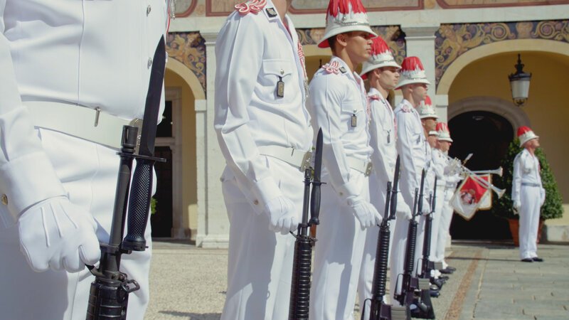 Die „Carabiniers Du Prince“ sorgen für die Sicherheit des Fürsten und seiner Familie. Die im Bild gezeigten Gewehre tragen sie hauptsächlich bei Paraden. Im hochgesicherten Keller ihrer Kaserne absolvieren die Offiziere regelmäßige Schießübungen. – Bild: BILD