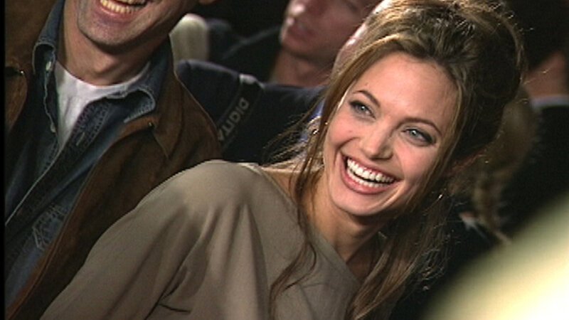 Angelina Jolie ist Oscar-Preisträgerin, Hollywoods böses Mädchen und UN-Sonderbotschafterin. Das Leben der kontroversen Schauspielerin ist so vielfältig wie ihre zahlreichen Tattoos. – Bild: BILD